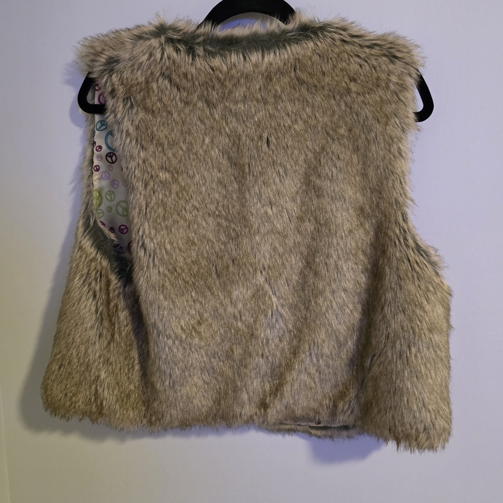 Faux Fur Vest with Peace Sign Lining - Picture 6 of 6